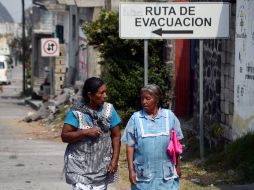 Dos mujeres caminan en San Nicolás de los Ranchos, comunidad cercana al Popocatépetl  . La alerta se mantiene en amarillo Fase 3. AFP /