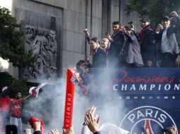 Mientras el autobús del PSG se dirigía a la plaza, algunos aficionados causan disturbios en el lugar. AP /