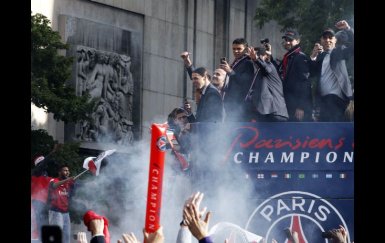 Mientras el autobús del PSG se dirigía a la plaza, algunos aficionados causan disturbios en el lugar. AP /