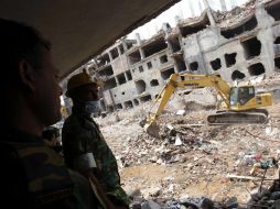 Los equipos de rescate han llegado a la base del edificio, donde podría ya no haber más cuerpos. EFE /