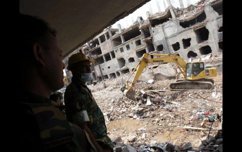 Los equipos de rescate han llegado a la base del edificio, donde podría ya no haber más cuerpos. EFE /