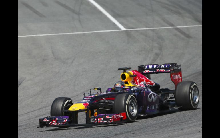 El piloto de Red Bull, el alemán Sebastian Vettel queda relegado y sin podio a causa de los nuevos compuestos Pirelli. ARCHIVO /