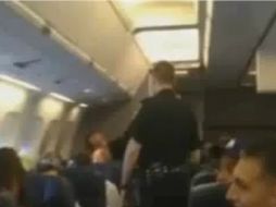 La policía de Kansas City subió al avión, esposó a la pasajera y la llevó a las instalaciones del aeropuerto. ESPECIAL /