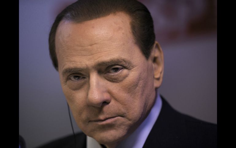 Silvio Berlusconi es acusado de pagar por los servicios sexuales de una adolescente marroquí durante una fiesta. AFP /