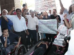 Esta mañana, comerciantes que se instalaban en ''El Baratillo'' sin permiso del ayuntamiento se manifestaron.  /