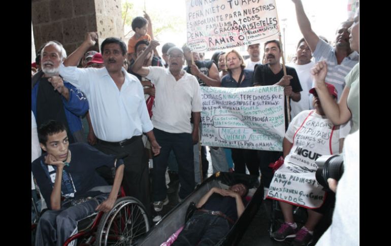 Esta mañana, comerciantes que se instalaban en ''El Baratillo'' sin permiso del ayuntamiento se manifestaron.  /