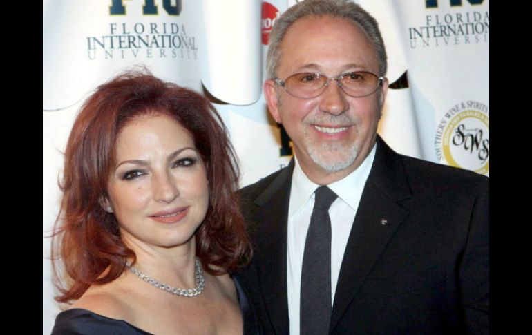 Gloria Estefan es la primera cantante internacional en reunirse, en compañía de su esposo Emilio, con el Papa Francisco. ARCHIVO /