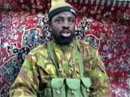 En el video, Shekau tiene al hombro un fusil militar Kalashnikov mientras habla, con el fondo cubierto por una alfombra. AFP /