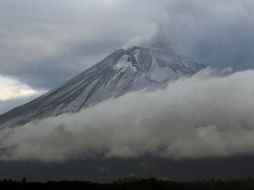 El Popocatépetl, segundo volcán más alto de México, registra actualmente actividad intensa que mantiene en alerta a tres estados. AFP /