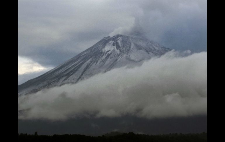 El Popocatépetl, segundo volcán más alto de México, registra actualmente actividad intensa que mantiene en alerta a tres estados. AFP /