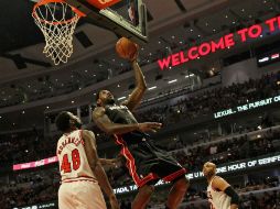 LeBron James de los Miami Heat tira ante la presencia de Nazr Mohammed de los Chicago Bulls. AFP /