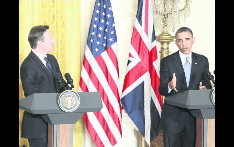 David Cameron (izquierda), dialoga con Barack Obama, para conseguir una salida política a la crisis siria. EFE /