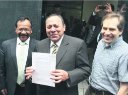 Jesús Zambrano, junto con Alejandro Sánchez Camacho y Manuel Oropeza acudieron a la PGR para presentar la demanda. NTX /