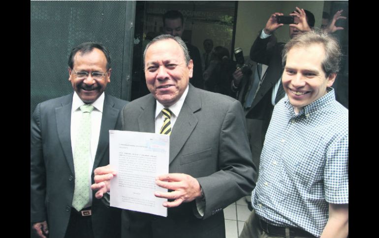 Jesús Zambrano, junto con Alejandro Sánchez Camacho y Manuel Oropeza acudieron a la PGR para presentar la demanda. NTX /