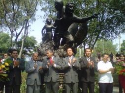 Funcionarios del Estado, municipales y miembros del SNTE colocan flores en el monumento al docente ubicado en Alcalde y los Maestros.  /