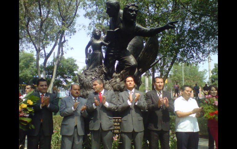 Funcionarios del Estado, municipales y miembros del SNTE colocan flores en el monumento al docente ubicado en Alcalde y los Maestros.  /