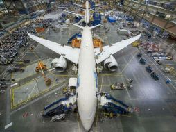 El 787 es el primer avión comercial de gran tamaño construido con una gran proporción de materiales compuestos. ARCHIVO /