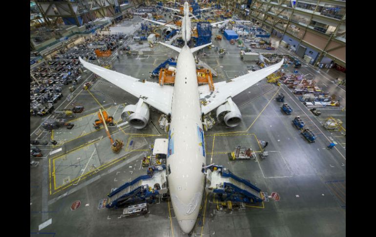 El 787 es el primer avión comercial de gran tamaño construido con una gran proporción de materiales compuestos. ARCHIVO /