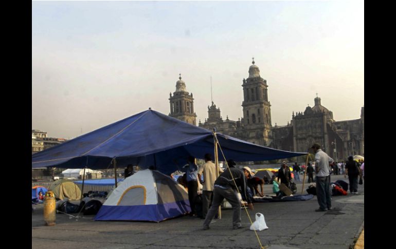 Maestros de la CNTE se encuentran en un plantón en el Zócalo capitalino para exigir el cumplimiento de sus demandas. ARCHIVO /