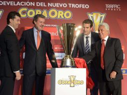 José Manuel de la Torre (izq) estuvo presente en la develación de la nuevo Copa Oro. AFP /