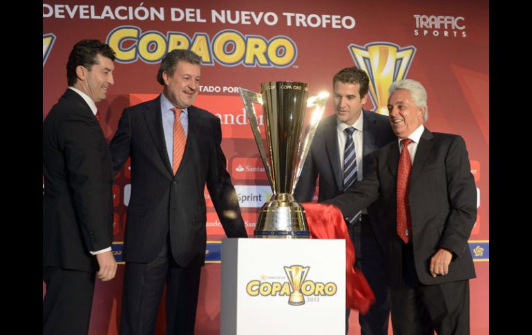 José Manuel de la Torre (izq) estuvo presente en la develación de la nuevo Copa Oro. AFP /