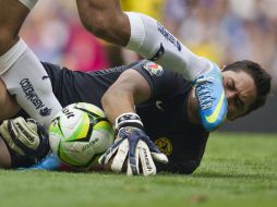 Acción del portero Moisés Muñoz en el partido ante Pumas del sábado pasado. NTX /