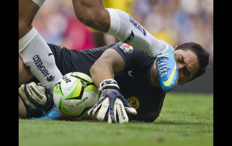 Acción del portero Moisés Muñoz en el partido ante Pumas del sábado pasado. NTX /