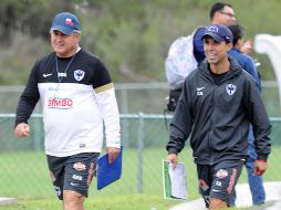 El técnico del Monterrey, Vucetich y su auxiliar Barra salen del entrenamiento de Rayados. NTX /