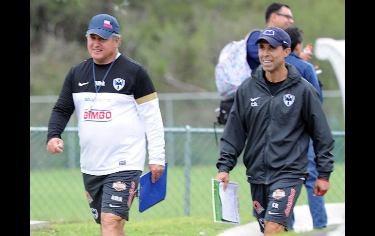 El técnico del Monterrey, Vucetich y su auxiliar Barra salen del entrenamiento de Rayados. NTX /