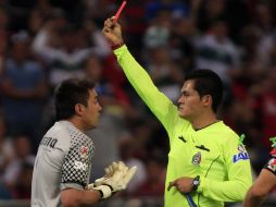 Jorge Antonio Pérez Durán (der) tuvo un buen trabajo en el duelo Atlas vs. Santos y repite en la Liguilla. AFP /