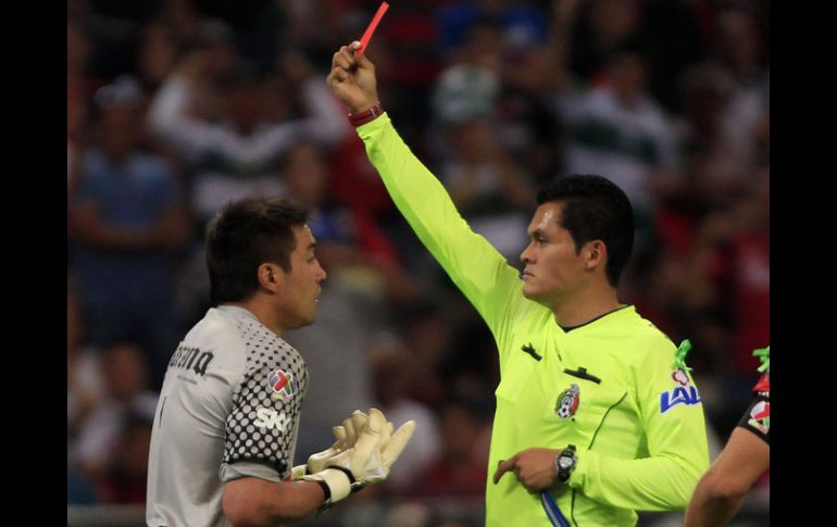 Jorge Antonio Pérez Durán (der) tuvo un buen trabajo en el duelo Atlas vs. Santos y repite en la Liguilla. AFP /