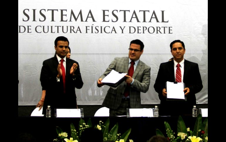 El gobernador Aristóteles Sandoval (centro); el titular del Code, André Marx (d) y el alcalde de Zapopan, Héctor Robles. EL INFORMADOR /