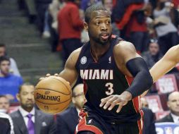 Dwyane Wade tiene un problema en la rodilla que le dejaría fuera del duelo ante Chicago. AP /