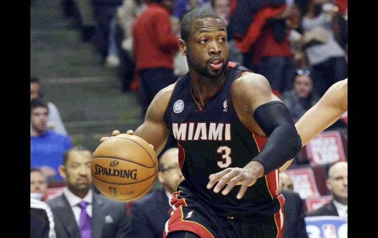 Dwyane Wade tiene un problema en la rodilla que le dejaría fuera del duelo ante Chicago. AP /