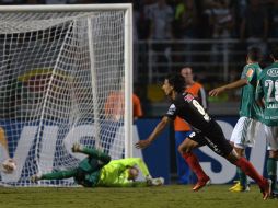 Fernando Arce corre luego de anotar el gol qube le dio el pase a Xolos en la Copa Libertadores. AFP /