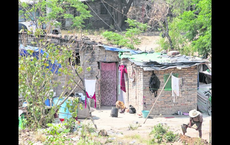 AMBIENTE DE CARENCIA. Un anciano trabaja la tierra en Coyula, Tonalá. EL INFORMADOR /