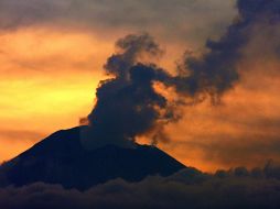 El volcán Popocatépetl registra a las 01:46 horas de este miércoles un evento explosivo que genera una columna de ceniza. EFE /