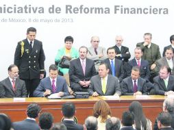 Peña Nieto y los tres principales líderes de los partidos presentan la reforma financiera la semana pasada. ARCHIVO /