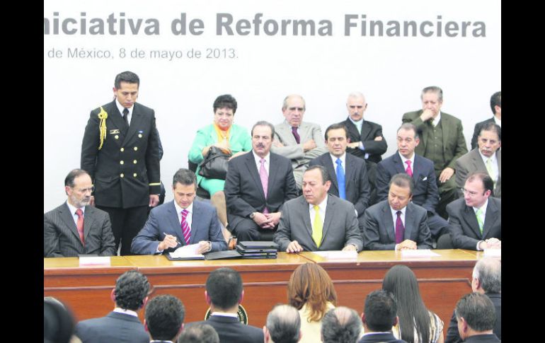 Peña Nieto y los tres principales líderes de los partidos presentan la reforma financiera la semana pasada. ARCHIVO /