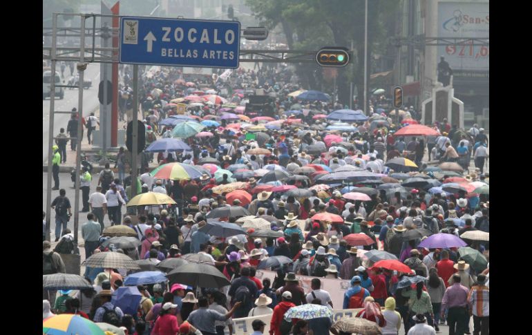 Integrantes de la CNTE, realizan una mega marcha hacia el Zócalo capitalino, en conmemoración del Día del Maestro. NTX /