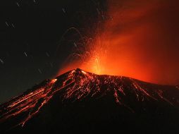 El volcán Popocatépetl, en la madrugada del miércoles, desde el poblado de Xalitzintla en Puebla. EFE /