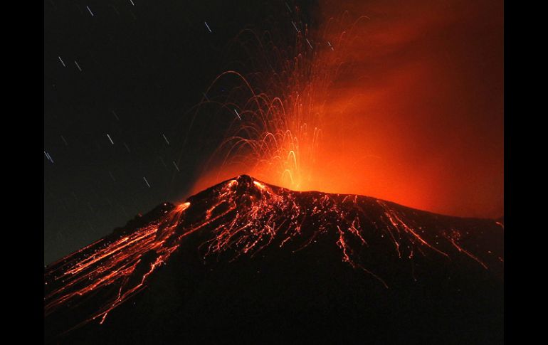 El volcán Popocatépetl, en la madrugada del miércoles, desde el poblado de Xalitzintla en Puebla. EFE /