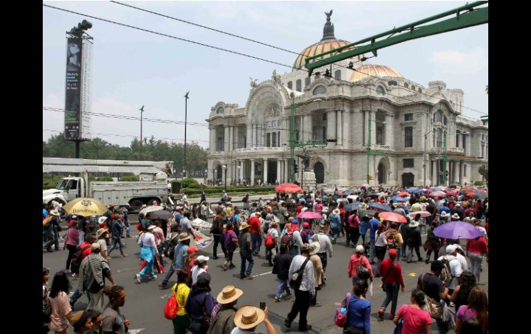 Profesores de la CNTE caminaron por las calles de la Ciudad de México hacia el Zócalo y a la SCJN. NTX /