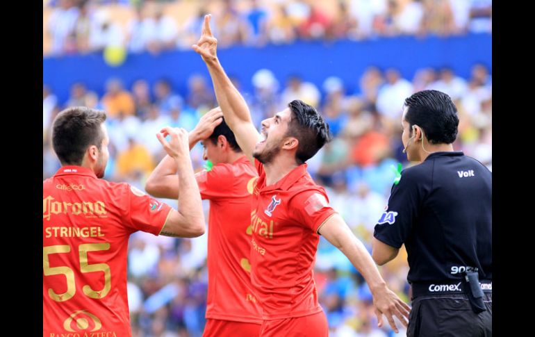 Ever Guzmán (centro) festeja el gol con el que Neza se ve cerca de la Primera División. MEXSPORT /