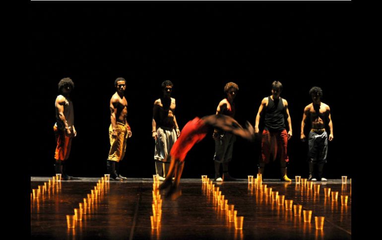 Once bailarines hombres de Brasil interpretarán coreografías que oscilan entre el hip hop y el capoeira. ESPECIAL /