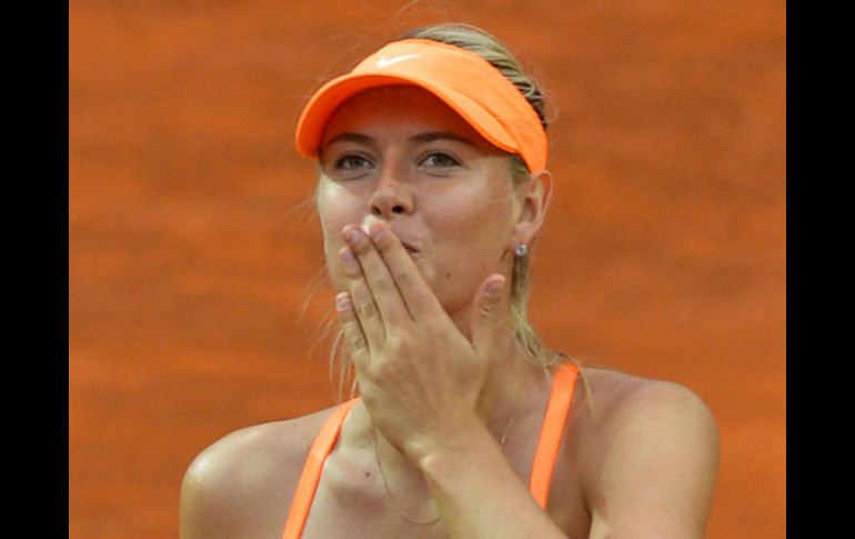 La tenista celebra lanzando un beso tras su triunfo. AFP /