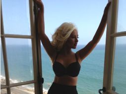 Christina Aguilera posa frente a una ventana con el mar de fondo. ESPECIAL /