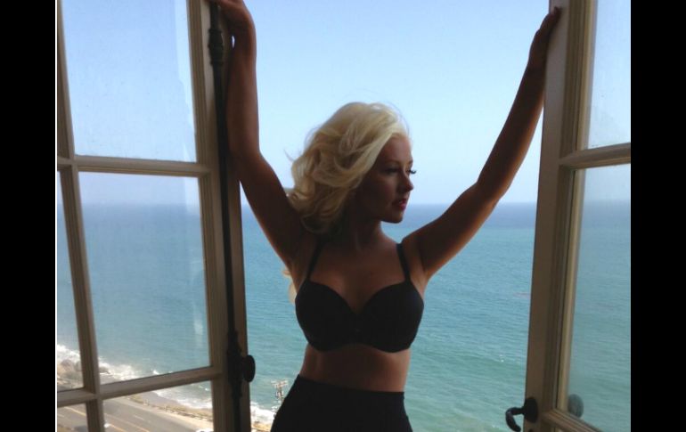 Christina Aguilera posa frente a una ventana con el mar de fondo. ESPECIAL /