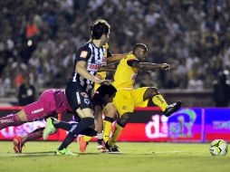 Benítez dispara para el primer gol del América en el partido. EFE /