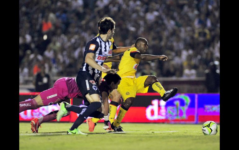 Benítez dispara para el primer gol del América en el partido. EFE /